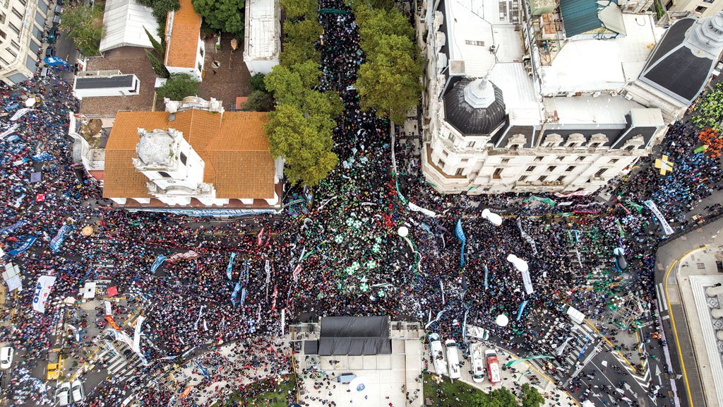 A piora da crise econômica ameaça a Argentina com o retorno de uma gestão intervencionista. E Maurício Macri vai para o tudo ou nada no combate à inflação