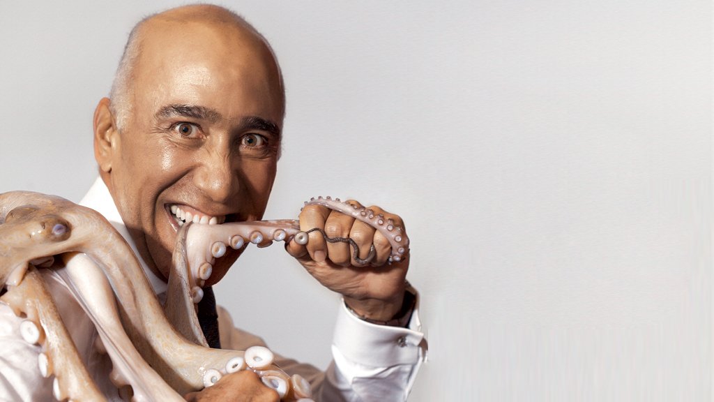 Fome de negócios: o empresário Marcelo Fernandes e seu mais novo restaurante paulistano (página oposta): decoração suntuosa e preço justo