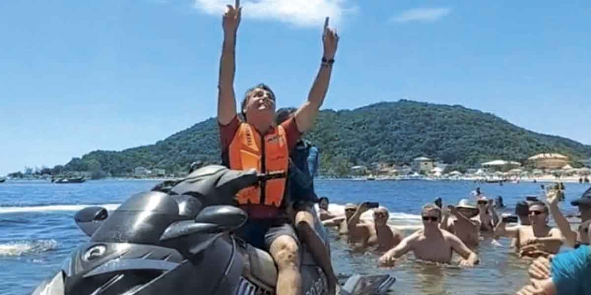 FIM DE ANO Bolsonaro em jet-ski com a filha