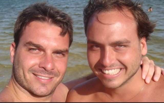 Carlos e Flávio disputam poder na comunicação da pré-campanha de Bolsonaro