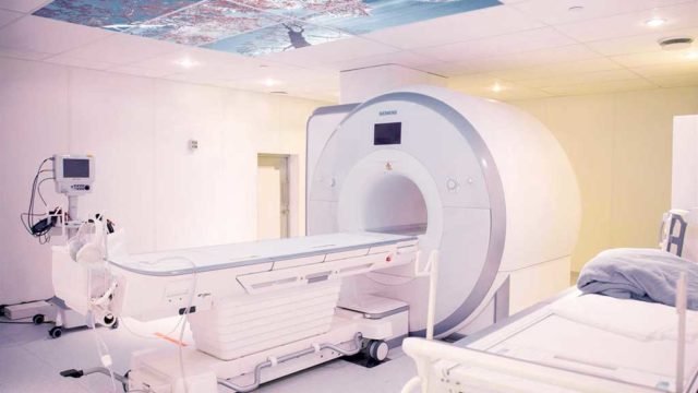 A falta de um teste de laboratório que detecte a doença em seus estágios iniciais também impediu a busca por novos tratamentos.