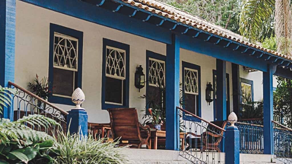 A sede da Fazenda Santa Vitória, que data de 1923. Abaixo, dois dos queijos de marca própria (Crédito: Divulgação)