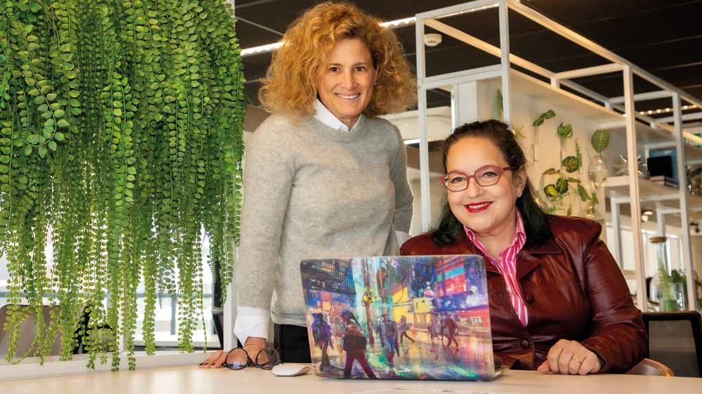 Legenda: Loredana Sarcinella e Monica Pinhanez dividem com outras cinco mulheres a missão de preparar adultos para conseguirem o diploma do ensino médio (Crédito: Fredy Uehara)