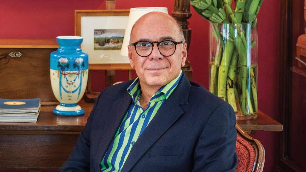 Arnaldo Danemberg: garimpo no mundo todo, de peças que têm e contam história (Crédito: Divulgação)