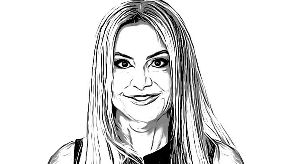 Vitoria Saddi: "A questão fiscal americana é tão grave que nos parece que, seja quem for o novo presidente, deverá conter na agenda um reequilíbrio das contas públicas americanas que exigirá uma queda de gastos e/ou aumento de impostos" (Crédito: Divulgação) A alta de juros americana parece ter terminado. Nesse sentido, poderíamos esperar uma relativa estabilidade da curva de juros. Isso porque parece que o aperto monetário já chegou ao fim e as expectativas para o futuro deveriam ser positivas. E o que temos? O retorno dos títulos de dez anos está no maior nível desde 2007; o de 30 anos, desde 2011; e o de dez anos atrelado à inflação, desde 2009. A alta dos retornos dos títulos médios e longos poderia ser explicada pelo chamado ‘quantitative tightening’, processo de venda da carteira de títulos adquiridos pelo Fed durante o ‘quantitative easing’ da Covid, que levou o balancete dele atingir US$ 9 trilhoes. Mas tal hipótese não se verifica. Apesar de o Fed ter anunciado em março de 2022 que iria começar a redução do balanço juntamente da alta de juros, as vendas de títulos foram mínimas e não são capazes de explicar a alta dos retornos longos. Assim, a alta brutal dos retornos dos títulos parece estar relacionada à piora fiscal do país. A relação dívida/PIB nunca esteve tão alta e atingiu 130%. Isso levou a Fitch a rebaixar o rating da dívida pública americana de AAA para AA+, que agora fica igual a da nota do S&P para o país. Nos Estados Unidos, o financiamento do déficit fiscal ocorre via venda de títulos públicos de diversos vencimentos. A venda de tais títulos leva a um aumento dos retornos e explica a alta dos títulos de médio e longo prazo. Esse fenômeno é conhecido como dominância fiscal. O problema emerge sempre que existe um banco central comprometido com a meta de inflação que está subindo juros (e portanto vendendo títulos) e um tesouro nacional que não tem compromisso com a estabilidade fiscal e precisa financiar seu déficit via venda de títulos públicos. Nesse sentido, a alta de juros por razões de política monetária termina sendo ainda mais exacerbada devido ao componente fiscal que está em curso. É um jogo não cooperativo que passa a exigir que o Banco Central aumente os juros ainda mais do que necessário para neutralizar o afrouxamento fiscal. O atual presidente americano cometeu um erro estratégico, pois começou seu governo aumentando os gastos públicos. Aprendemos com O Príncipe, de Maquiavel, que ‘quando fizer o bem, faça-o aos poucos e quando for praticar o mal, faça-o de uma vez só’. A lição de Maquiavel para o ciclo político é clara: os governos devem promover seus ajustes mais recessivos no início do seu mandato quando sua credibilidade é alta. À medida que o tempo passa e a população percebe que tem diante de si ‘mais do mesmo’, o governo perde capital político e o ajuste fiscal se torna um problema para o novo presidente. No caso do atual presidente americano, caso seja reeleito, dificilmente escapará de promover uma política austera logo no início do seu segundo mandato. A questão fiscal americana é tão grave que nos parece que, seja quem for o novo presidente, deverá conter na agenda um reequilíbrio das contas públicas americanas que exigirá uma queda de gastos e/ou aumento de impostos. No próximo final de semana teremos o encontro anual dos principais presidentes de bancos centrais do mundo, tradicionalmente realizado no resort localizado em Jackson Hole, no Wyoming, na última semana de agosto. Nesse contexto, o discurso mais esperado é o do presidente do Fed. E saber se ele dará alguma pista acerca da dominância fiscal e dos rumos da política monetária. *Vitoria Saddi é PhD em Economia pela University of Southern California e estrategista da SM Futures. Foi economista-chefe do Roubini Global Economics, Citibank, Salomon Brothers e Queluz Asset, em Londres, Nova York e São Paulo. É colunista da DINHEIRO.