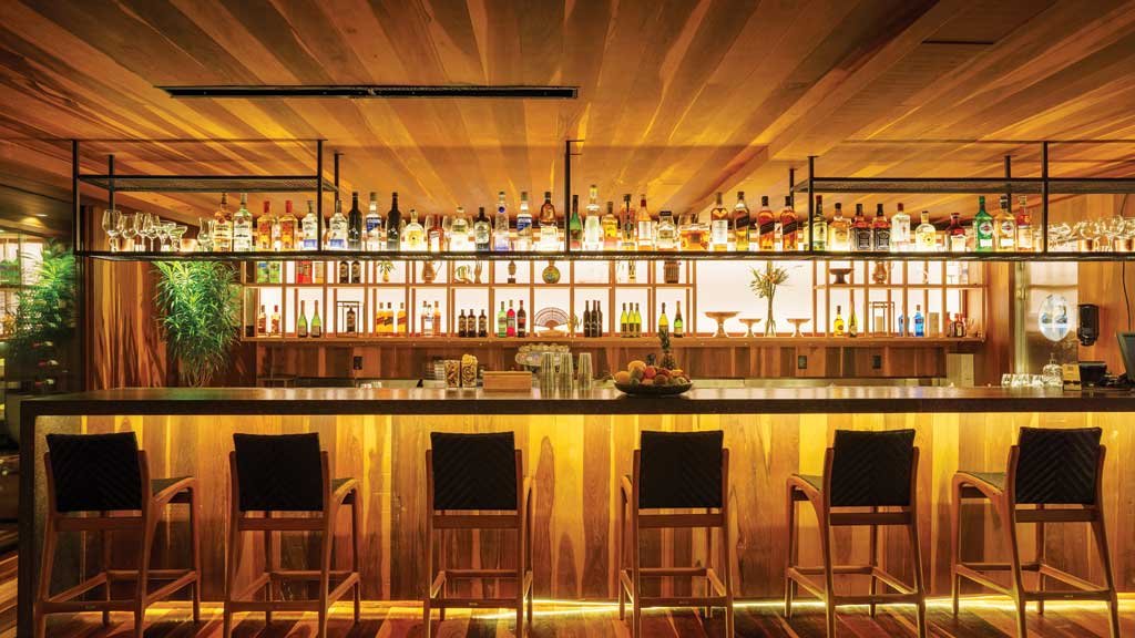 O chef-executivo Marcos Sodré (abaixo) comanda a cozinha do restaurante que funciona dentro do exclusivo hotel A Concept. O bar e a adega completam a experiência gastronômica aberta a visitantes (Crédito: Renan Blaute)