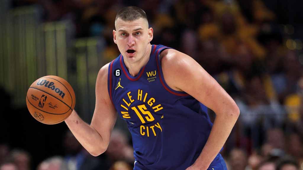 Nikola Jokic foi o destaque da temporada 22/23 dentro de quadra. Fora dela, Amazon comemorou resultados e agora amplia a parceria com a NBA (Crédito: Getty Images via AFP )