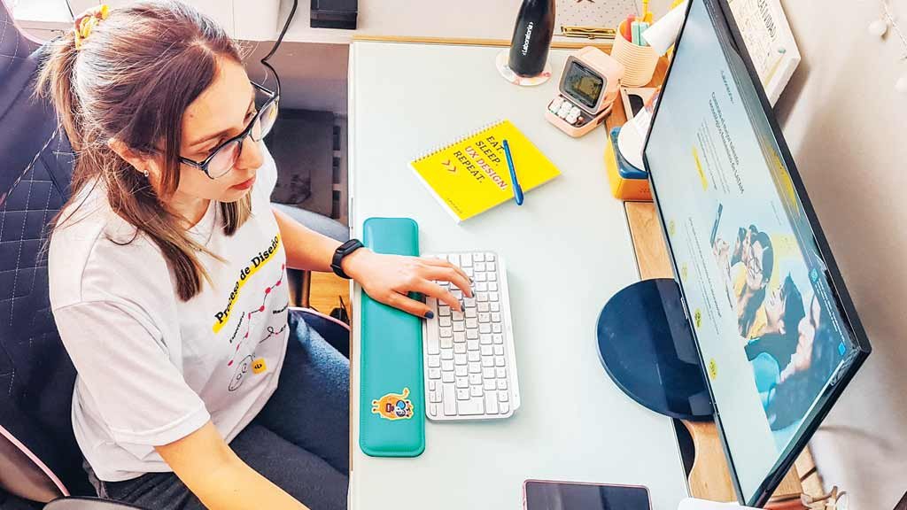 Oferta de cursos 100% on-line elevou o interesse de mulheres em transição de carreira que veem futuro profissional na área de tecnologia, mas ainda faltam referências femininas na área (Crédito: Divulgação)