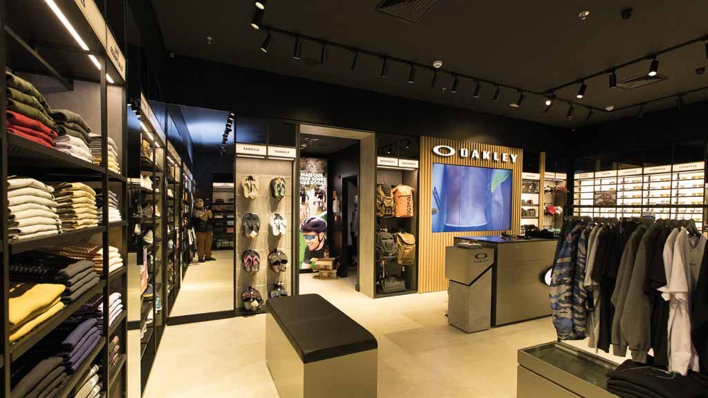 Abertura de lojas Oakley e Ray-Ban, uma ao lado da outra nos shoppings, tem sido aprovada pelos clientes e surtido resultados financeiros (Crédito: Wellington Santos)
