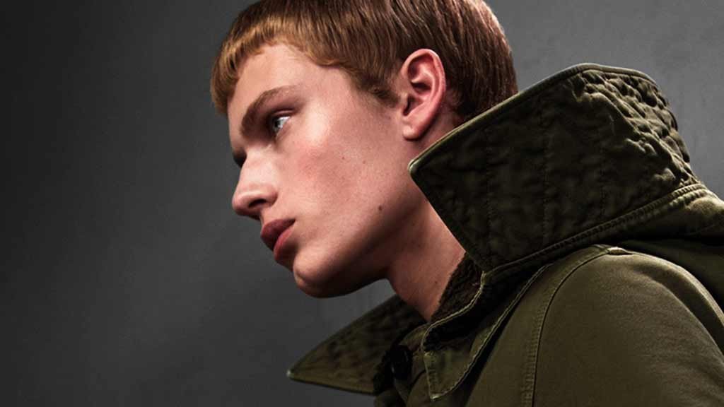 Modelo em campanha da Prada, que divide com Gucci e Dolce & Gabbana a liderança na preferência do consumidor (Crédito: Divulgação)