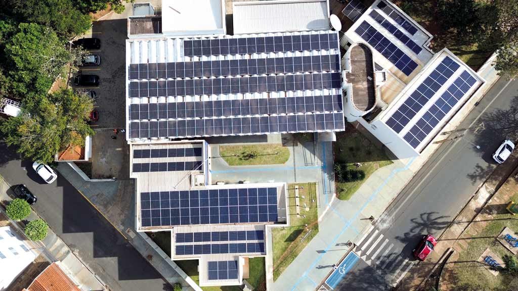 Painéis solares comercializados pela Ourolux conquistam espaço no mercado brasileiro com previsão de alta (Crédito: Divulgação)