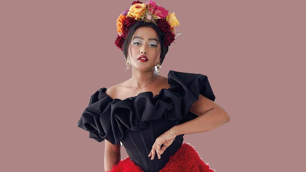 Modelo com peças da coleção Frida Capsule e uma das casas projetadas pelo brasileiro nos Emirados Árabes (abaixo)